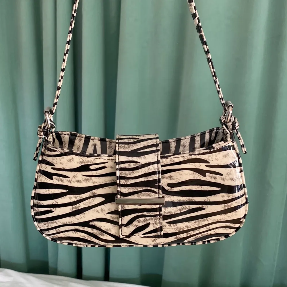 jättefin zebra väska som ej kommer till användning längre💞. Väskor.