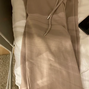Yoga pants beige - Säljer mina super sköna och fina byxor som är utsvängda. Jag säljer pågrund av att jag bara använt dom 2 gånger, hör av dig om du har några frågor😊