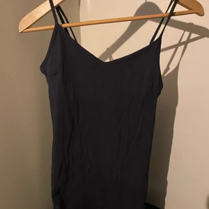 Mörkblå topp - Säljer en jätte gullig mörkblå topp ifrån lager 157. Kommer tyvärr aldrig till användning