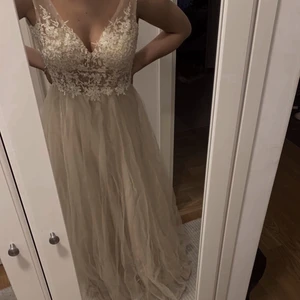 Oanvänd Balklänning!💫 - Säljer nu denna superfina balklänning, har aldrig använt den endast testat. Nypriset är 1400 från Dreamqueen. Passar mig i längden som är 167 men lite tajt på mig i ryggen, är vanligtvis en S/M⚡️✨ kan sälja för billigare pris, bara att ge ett förslag😋