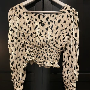 Croppad blus från Chiquelle strl Xs - Superfin croppad blus från Chiquelle! Använd fåtal gånger men det finns en tråd som hänger ut på vänster ärm! 🦋 kan mötas upp i Stockholm annars står köparen för frakten 