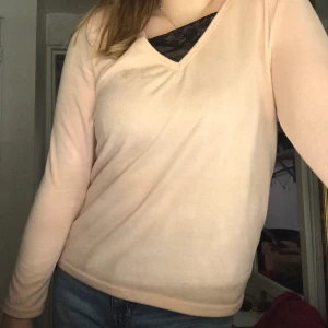 Rosa tröja med svart spets  - Säljer denna ljus rosa tröja tidigare köpt från only 💗Storlek S. Säljer den för 80kr+frakt.