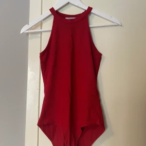 Ribbad body - Ett rött, ribbad bodylinne från ZARA. Mycket fint skick och skönt material