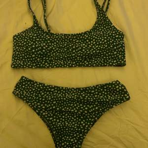 En grön bikini med vita prickar på (aldrig använt)
