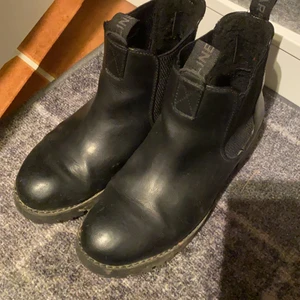 Svarta boots - Ett pr skitsnygga svarta boots, använda ett fåtal gånger då jag har varit på studenter mm. Ska tvätta dem och polera dem. Kommer ej ihåg märket med när jag köpte dem kostade dem 900kr men säljer för 150 då det inte är några som helst defekter utan bara lite lera på den💞 köparen står för frakten❤️