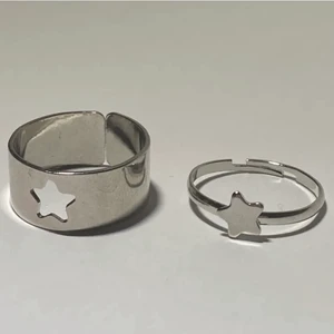 Ring - Silverring set i form av stjärnor för honom och henne.