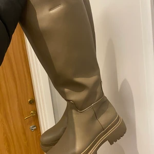Stövlar  - Stövlar från H&m som jag säljer pga för stora 