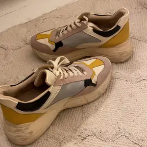 Ett par skor som är likadana som Pernilla Wallgrens skor😁🥰 kontakta för flera bilder🥰🥺 nypris 1500kr och säljer för 400kr