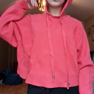 Tröja - Korall färgad. Rak nedtill