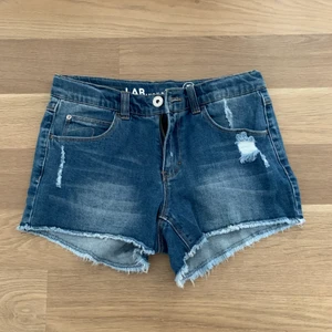 Shorts - Säljer dessa shorts i storlek 170 (ungefär som en XS) på grund av att de är försmå för mig. Säljes för 50kr + frakt. TOTALPRIS: 112kr ❣️