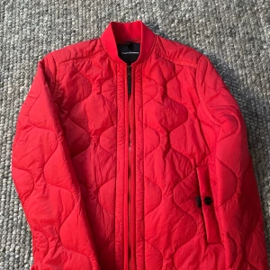 Täckjacka PeakPerformace  - Säljer nu min i stort sätt oanvända jacka från PeakPerformance. Det är en perfekt jacka nu till våren då den både känns luftig och värmer. Modellen heter X7 liner jacket.