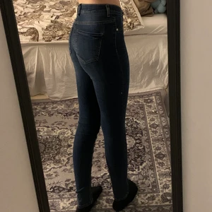Mörkblå jeans - Jeans ifrån Gina Tricot i storlek S, modellen Bonnie. Säljer då dom är försmå för mig och inte är min stil längre. Använda fåtal gånger 💕 169 lång 