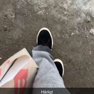 Gråa jeans  - Gråa jeans med sluts ner till skit snygga 