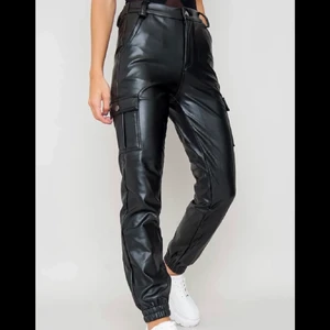 Cargobyxor Stl L - Helt nya cargobyxor från JFR i fuskläder med lappar kvar, stl L! Skicka pm för mer bilder😊 Köparen står för frakten🌸