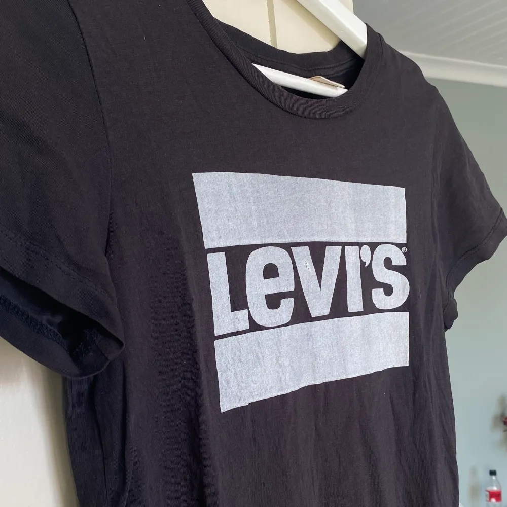 Fin svart Levi’s t-shirt. Sitter superfint men kommer tyvärr inte till användning längre. Ett märke på trycket finns, men det var så när jag köpte den. Kan frakta, 26kr ej spårbart🦋. T-shirts.