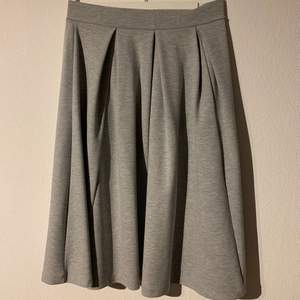 Grå kjol från Gina Tricot, storlek small. Fler bilder kan fås vid intresse☺️ 60kr+frakt