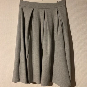 Lång kjol - Grå kjol från Gina Tricot, storlek small. Fler bilder kan fås vid intresse☺️ 60kr+frakt