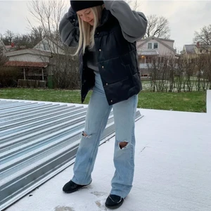 Jeans från zara - Super snygga jeans från Zara som inte kommer till använding ❤️två första bilderna är lånade från tjejen som jag köptde jeansen av, knappt använda av varken mig eller säljaren innan