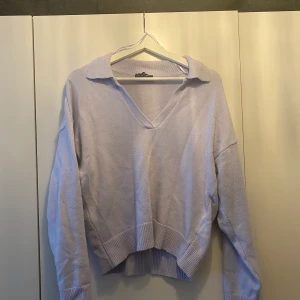 Tröja  - En tjocktröja i ljuslila färg, knappt använd 