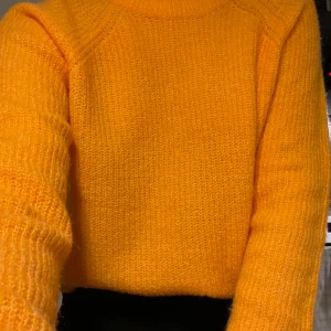 Stickad tröja i storlek S - Orange tröja i storlek S och är helt oanvänd (bara testat)