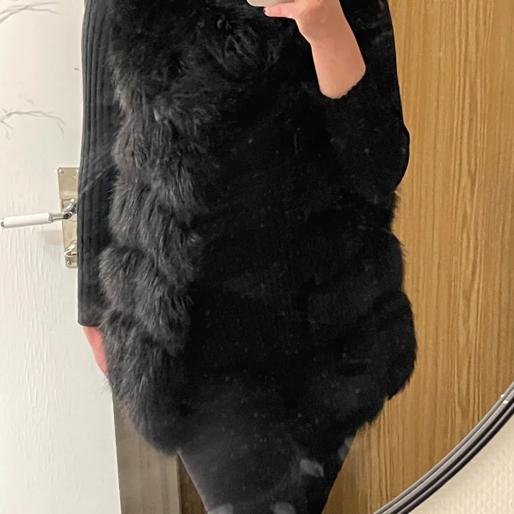 Superfin päls väst! Jättefint skick och inga skador, den går över rumpan på mig som är 1,76. Varm och skön🤩 står ingen storlek men passar S/M kanske L, inte äkta päls!. Takit.