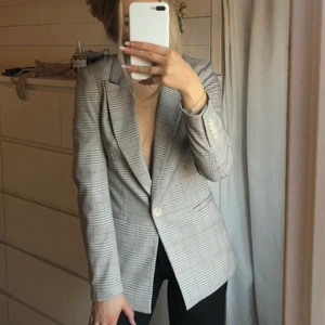 Kavaj - Rutig kavaj från hm. Använd fåtal gången. Frakt tillkommer.