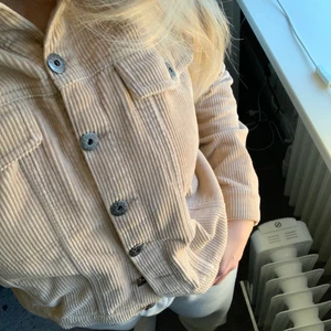 Manchester jacka - Använd fåtal gånger, bra skick, ganska tunn, säljer då den börjar bli för liten för mig, köpt på asos förra våren 