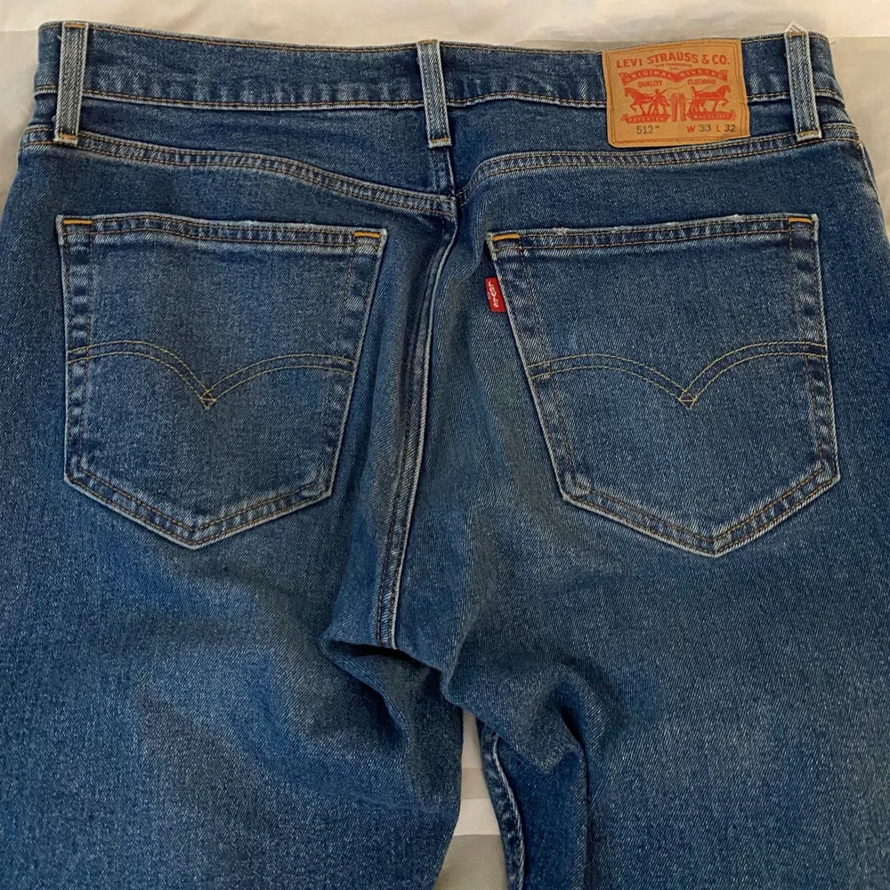 Snygga mörkblåa Levi’s jeans, väldigt fint skick, säljer dem pga att dem inte passar. . Jeans & Byxor.