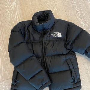 North face jacka  - Svart northface jacka i nyskick, köpt i januari förra året, säljer då den är aningen för liten för mig 💓 kontakta för fler bilder 💗startar budgivning vid mkt intresse ⚡️