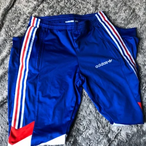 ADIDAS TRACK PANTS - coola track pants beställda utomlands och finns nog inte att köpa längre då dom var sålda snabbt när dom släpptes! andvända 1 gång kan även tänka mig att byta emot något coolt kanske!❤️‍🔥