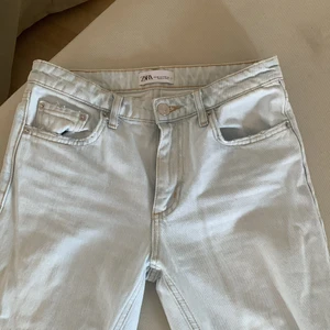 Zara Jeans - Säljer dess snygga jeans med slits från zara. Går inte att köpa i butik längre. Säljer då de inte kommer tillanvänding. Jeansen är i storlek 36. Köparen står för frakt!💘