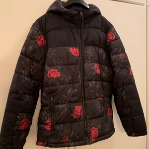 Hollister Pufferjacka  - Pufferjacka med rosor, lite tunnare vårjacka. Från Hollister. Storlek L