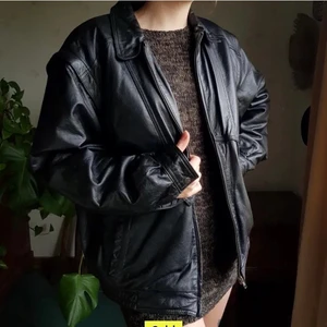 Svart skinnjacka - Svart skinnjacka med avtagbara ärmar. Köptes på Plick men säljer vidare pga för stor (brukar ha S).. Storlek ca M/L (bilder från förra ägaren).