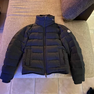 Moncler Jacka Strorlek 0 (xs) - Har en moncler jacka hemma som blivit för liten för mig. Jackan är köpt av Supplydrop på instagram och är självklart äkta. Önskas bevis kan jag absolut skicka bild på qr koden osv, finns tyvärr inget kvitto på jackan då jag inte fick med det av Supplydrop. Bara att skriva vid frågor elr mer bilder :) 