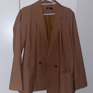 Kavaj från Gina Tricot - Brun kavaj från Gina Tricot! 🤎 Storlek 36. Endast använd fåtal gånger. Nyskick. Säljer för 100kr + frakt. Betalning sker via swish.