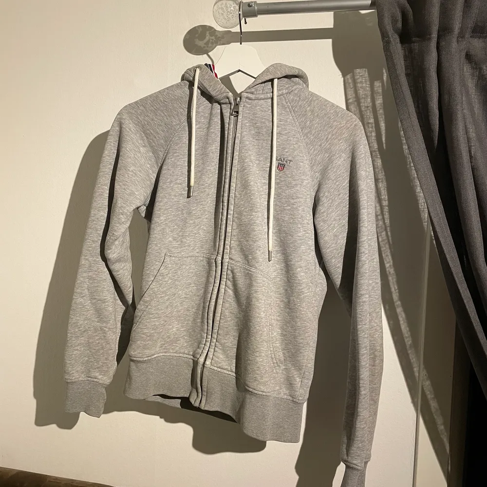 Säljer denna fina hoodie som tyvärr inte passar mig längre, riktigt bra kvalité ❤️ Storlek XS. Hoodies.