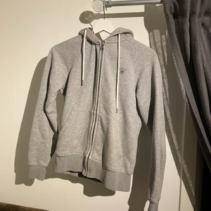 Gant Zip-up Hoodie - Säljer denna fina hoodie som tyvärr inte passar mig längre, riktigt bra kvalité ❤️ Storlek XS