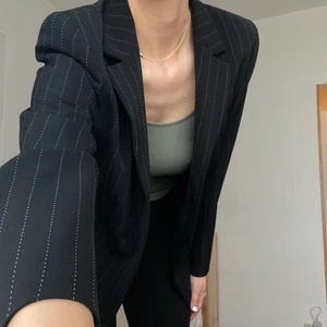 Kritstrecksrandig kavaj  - Kritstrecksrandig kavaj, storlek M. Rak modell, fint skick.