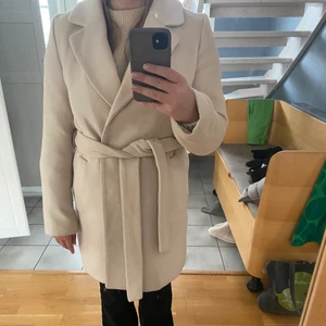 Kort kappa  - Superfin creamvit lite kortare kappa från H&M. Jättefint skick och endast använd fåtal gånger☺️💕 storlek 40 men skulle säga att den passar även en storlek 36/38 