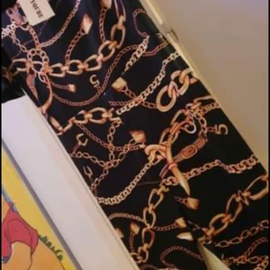 Helt NY Jumpsuit stl S - Helt ny jumpsuit inköpt innan graviditeten så nu har jag inte ens haft en tanke på att testa /använda den pga viktuppgång. Så den är aldrig använd och alla lapparna är kvar bud från 200kr