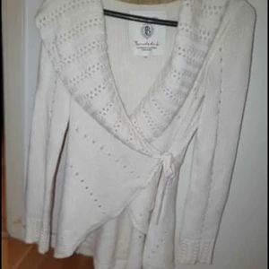 Bondelid kofta / tjocktröja stl 34/36 - Stl 34/36 . Inköpt knappt använd därav den säljes jättefin men passar inte min stil längre #bondelid #märkeskläder