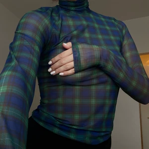 & Other stories top - Rutig meshtop från & other stories. Använd en gång, storlek 34. Stretchigt material så passar S och M för tightare fit! Nypris 400kr