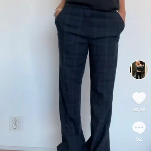 Kostymbyxor zara - Säljer dessa populära slutsålda kostymbyxor från zara strl M men passar s också beroende på hur man vill att de ska sitta❤️ vid flera intresserade så startar jag en budgivning ❤️❤️❤️❤️❤️ HÖGSTA BUD 450 buda privat ❤️❤️ köp direkt 500. Jag kan mötas i Sthlm eller så tillkommer frakt på 66kr