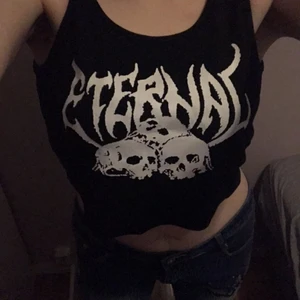 Alt crop top - cool crop top som är bekväm och lätt att stylea, inte riktigt min stil längre så säljer den gärna till någon som behöver mera kläder till hens stil! bidrar till en alt, goth eller emo stil.