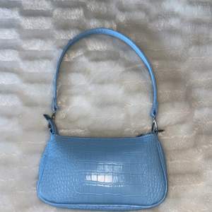 Baguette bag från Gina, fin gullig blå väska ändats använd ett fåtal gånger, säljes för 100 kr