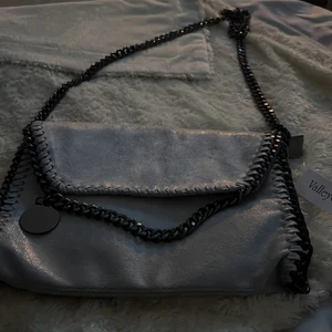 Stella Mccartney liknande väska  - Köpte denna men är lite osäker, jättefin men kanske inte riktig min still, säljer vid bra pris. 