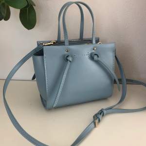 Köpte denna så fina ljusblåa ”Mini City Bag” från Zara för något år sedan men har knappt kommit till användning. Den finns inte kvar på hemsidan eller butik! Den är köpt för runt 400kr och är i toppskick utan slittningar eller andra defekter😊 Vill ni ha andra bilder eller frågor så hör av er! 