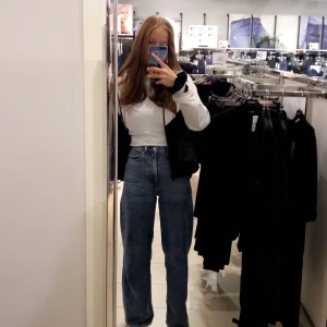 Wide jeans blå - Ett par skitsnygga jeans köpta från HM! De har en väldigt fin passform och är i strl 34, passar mig som har XS/S. Jag är runt 170cm lång på bilden men de passar även min syster som är 165. Skitsnygga och säljes då jag har blivit ännu längre och därmed har jeansen blivit för korta tyvärr. Köparen står för frakten. 