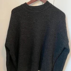 Stickad tröja!🤍 - Jättefin och gosig stickad tröja ifrån zara!🤍 Perfekt overzied storlek utan att den blir för lång⭐️ Använd 1 gång🤍 Den är en blandning med alpaca ull och en perfekt grå färg🤍 Nypris runt 400kr⭐️ frakt ingår inte i priset!!