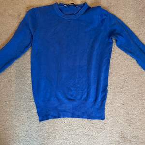 Super cool tröja i en klarblå färg💙 Använd två gånger, nyskick⭐️ Nypris runt 250-300 kommer inte ihåg exakt🤍 frakt ingår inte i priset!!